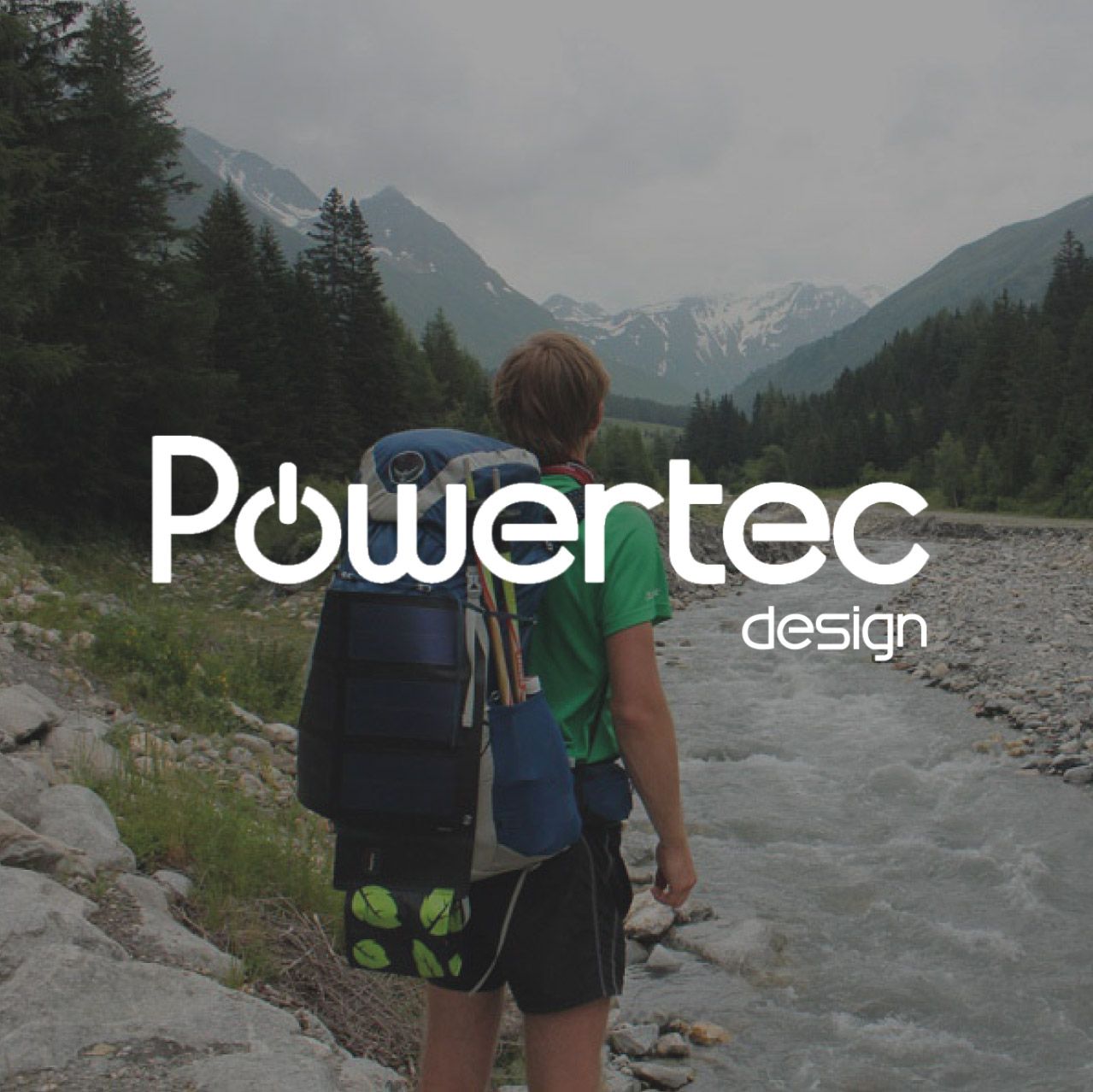 Randonne avec panneau solaire Powertec dans une foret