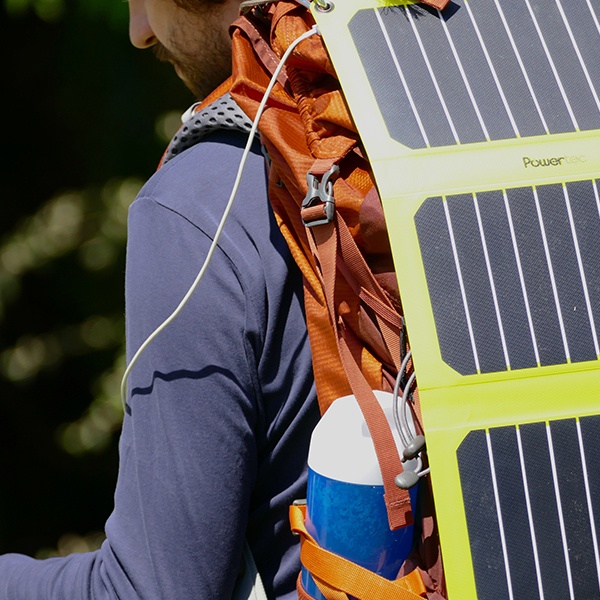 Panneau solaire portable de Powertec sur le dos de voyageur