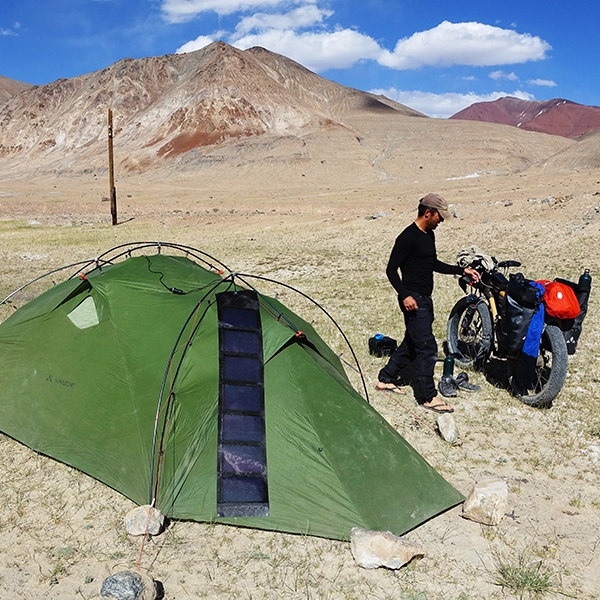 Panneau solaire nomade Powertec Design en haut de la tente 