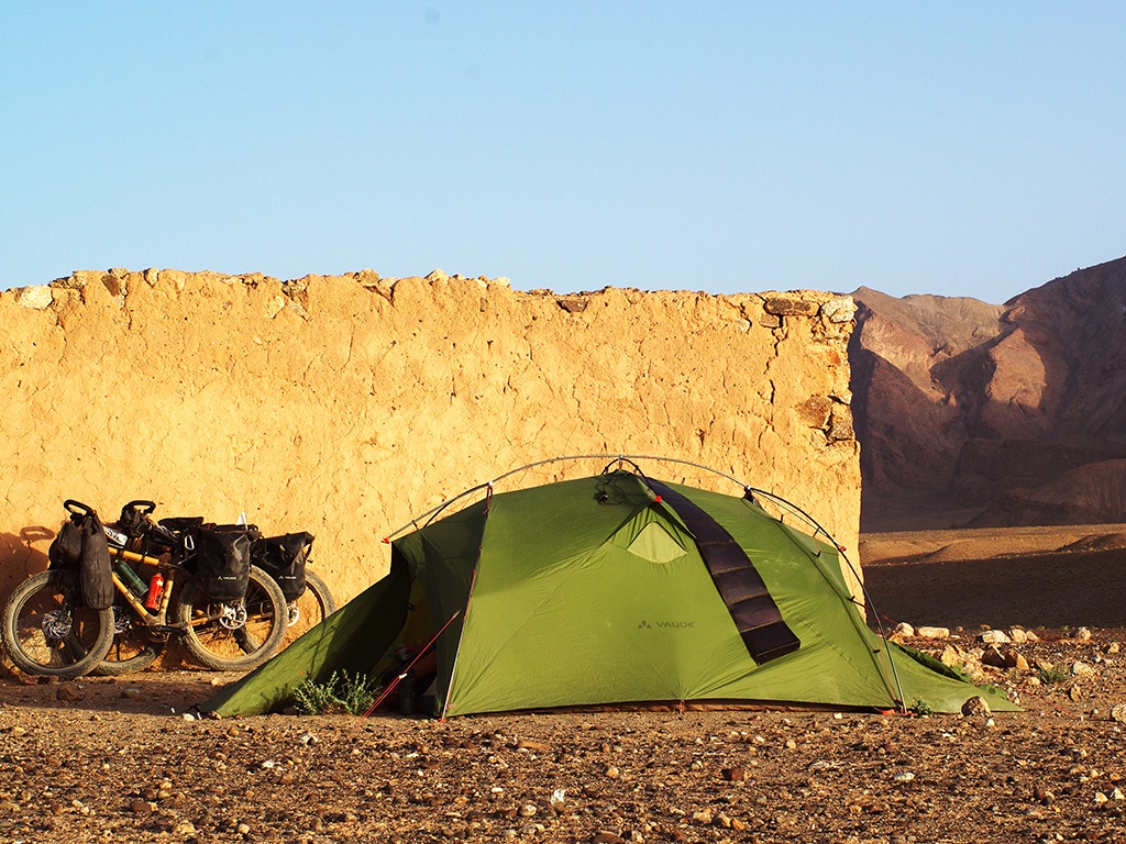 Monter sa tente en bivouac