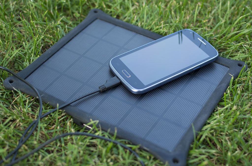 Portable solar panel vs. high-end solar charger : The differences