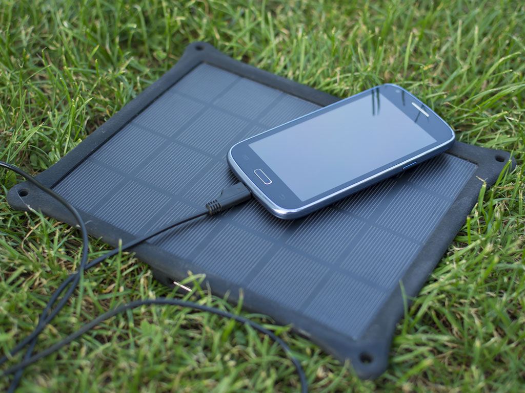 Portable solar panel vs. high-end solar charger : The differences