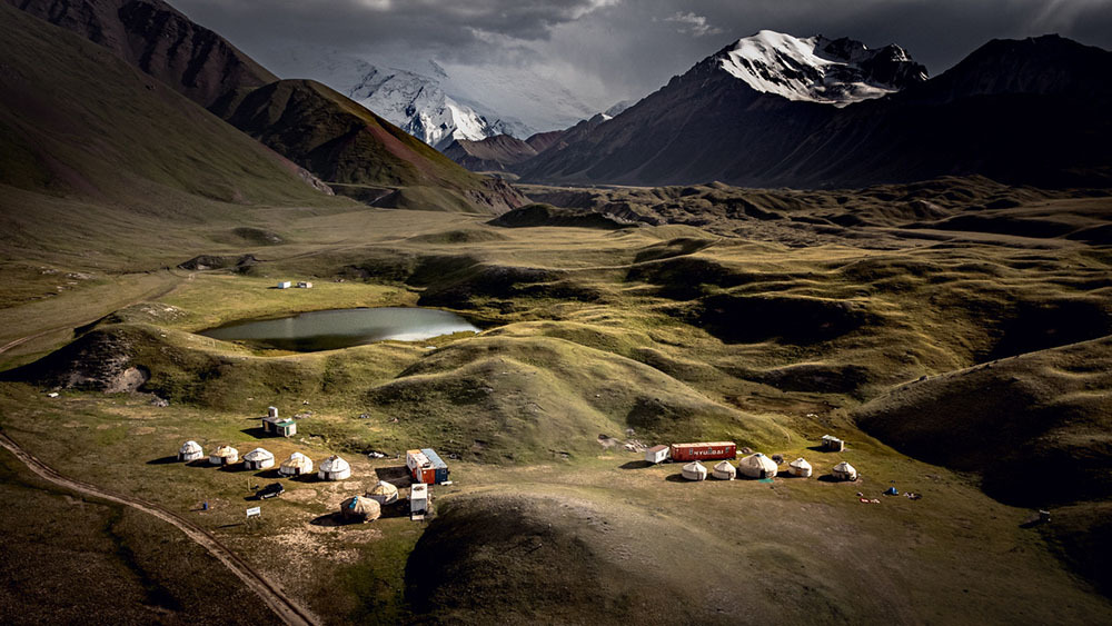 Un camp de yourtes pour le tourisme dans le Pamir, côté Kirghizistan