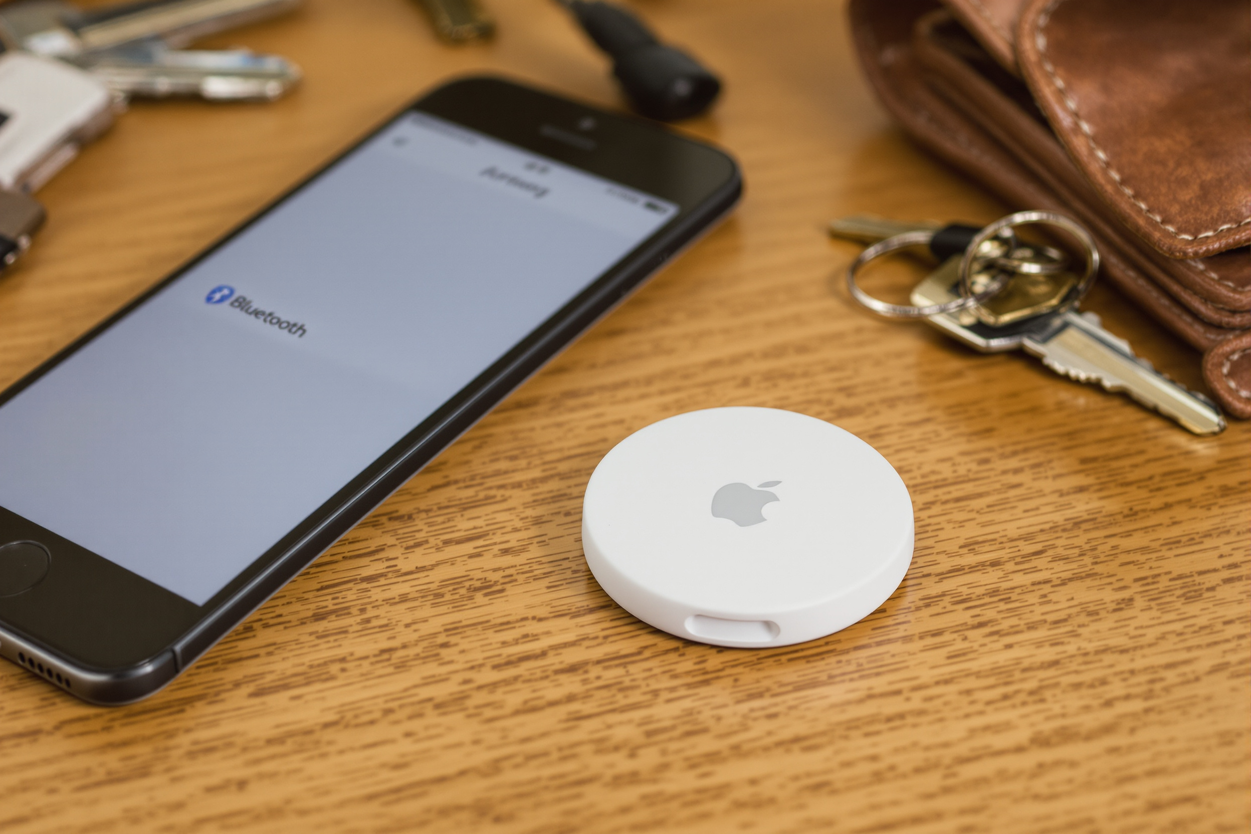 AirTag Apple à côté d'un smartphone Android