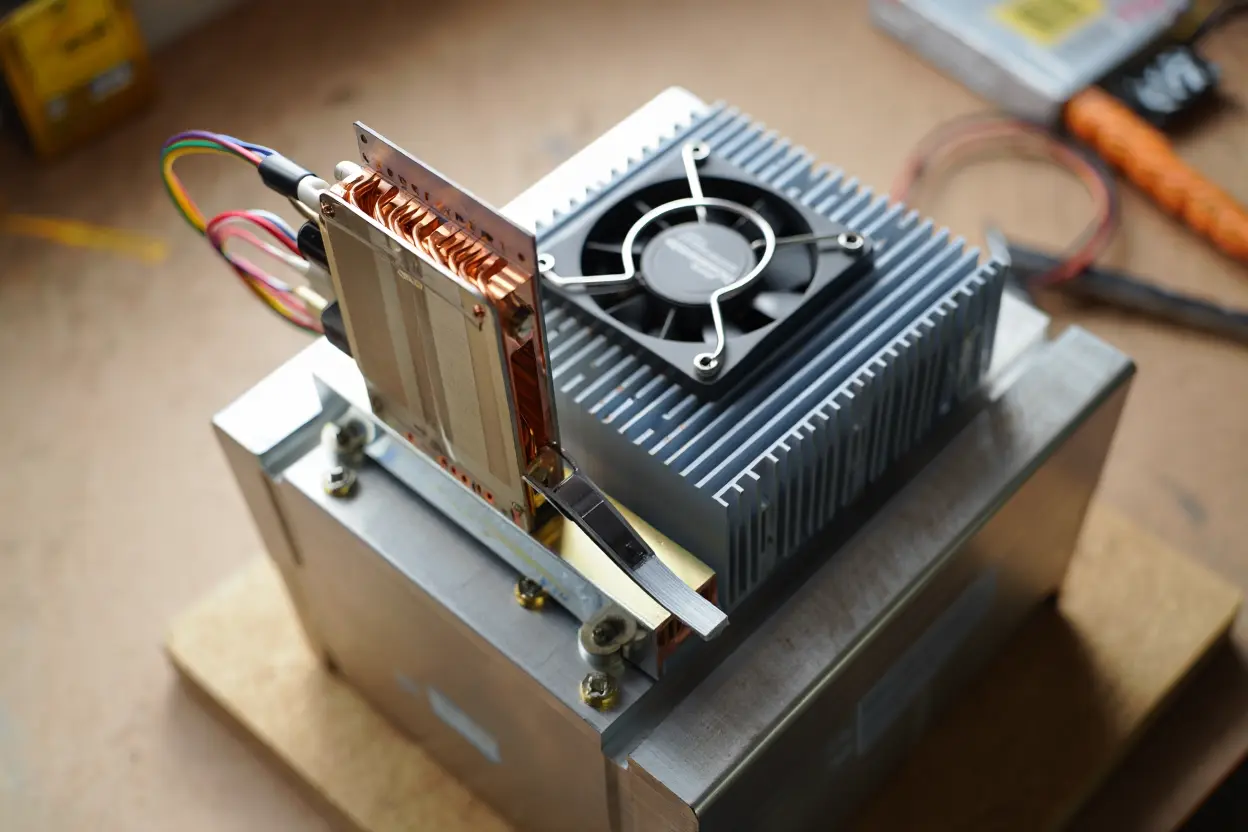 Module générateur thermoéductif avec dissipateur