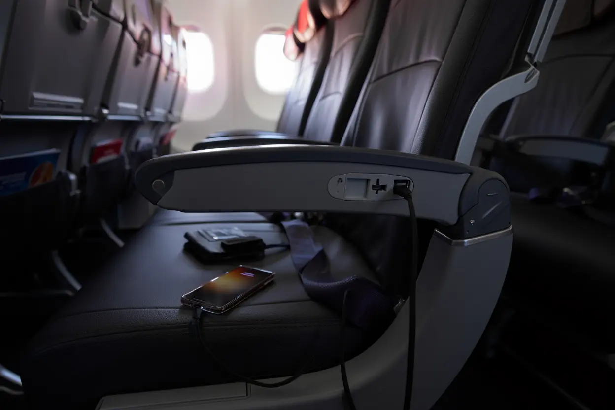 Prise de recharge dans un siège d'avion