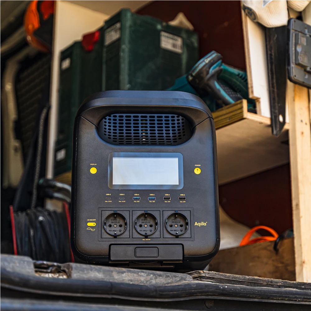Générateur portable Aqiiła 3000W avec écran et multiprises. Générateur portable Aqiiła 3000W avec écran et multiprises.